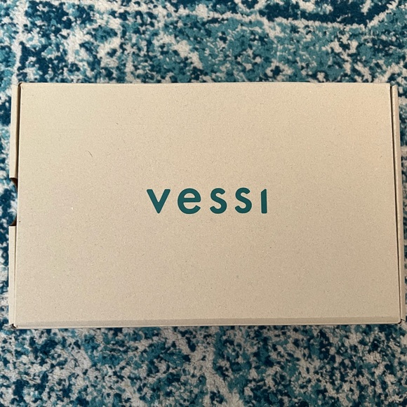 BRAND NEW Women’s Size 7 Cityscape Classic BLACK ON BLACK Waterproof shoes VESSI - Picture 2 of 7